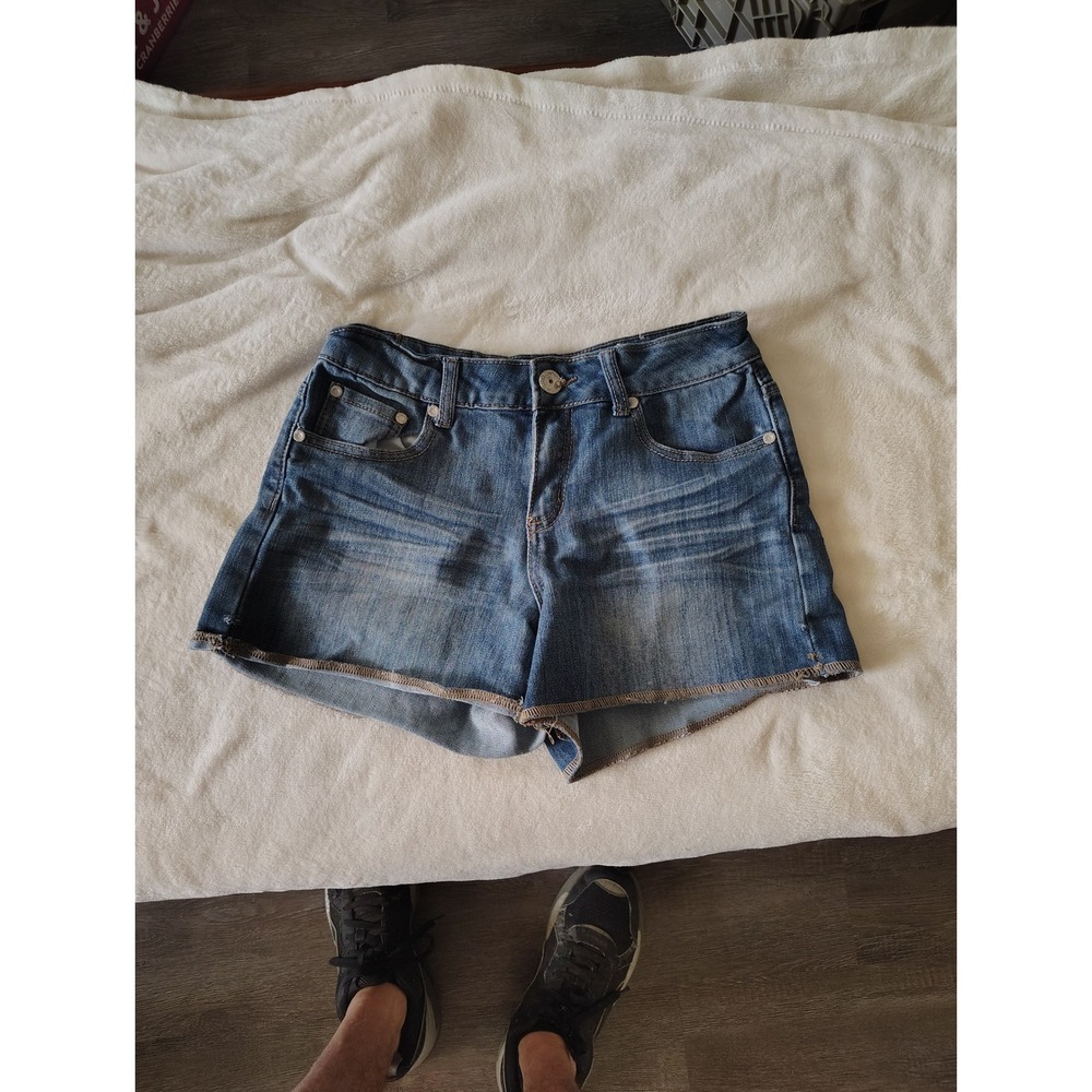 Almost Famous Womens Denim Shorts Medium Wash Raw Hem Size 9 Stretch Blue Jean